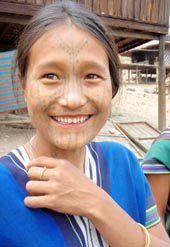jeune femme chin tatouee en birmanie